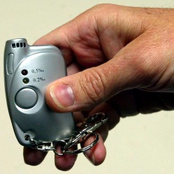 Etilometro portatile (Foto Ansa)