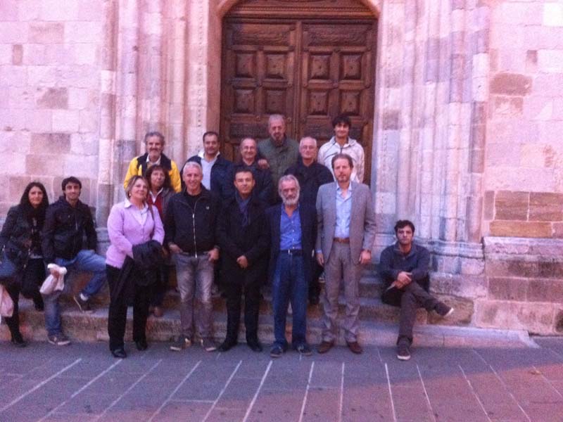 Nella foto: l'Assessore e il gruppo di tour operator davanti al portale di Santa Maria Maggiore